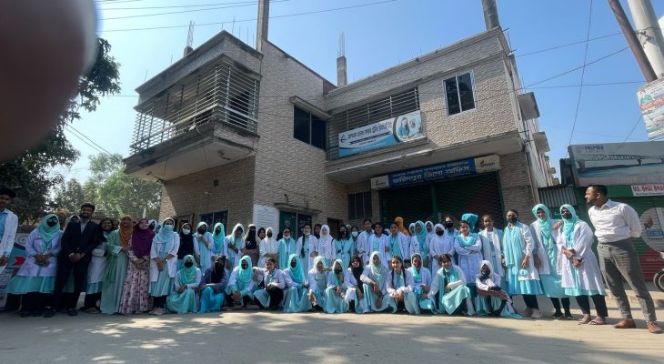 ক্যাম্পাসের সামনে!!!